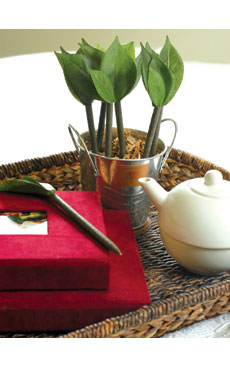 7 Leaf Pens in Metal Container